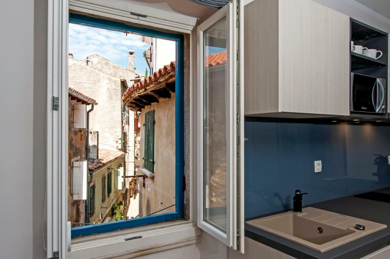 Harmony In Blue Apartment Ровин Екстериор снимка