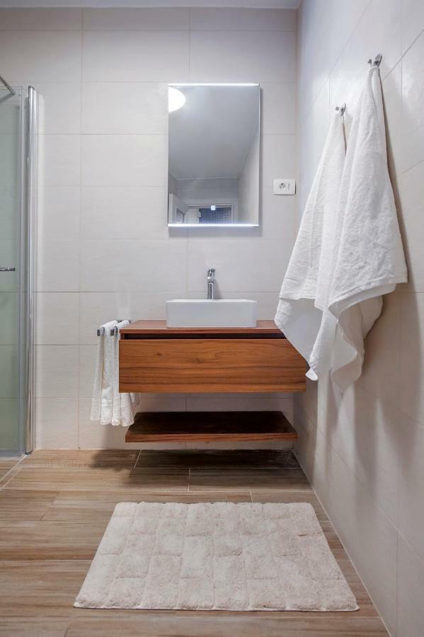 Harmony In Blue Apartment Ровин Екстериор снимка