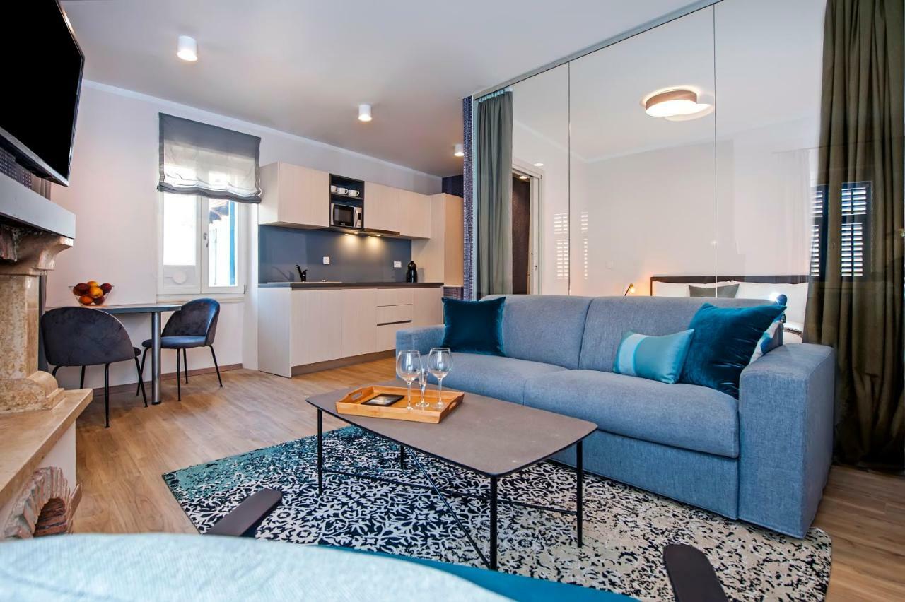 Harmony In Blue Apartment Ровин Екстериор снимка