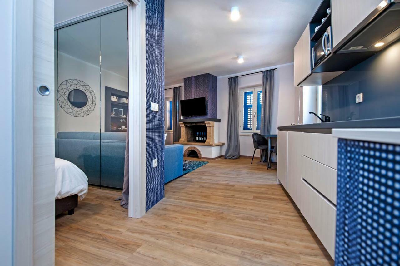 Harmony In Blue Apartment Ровин Екстериор снимка