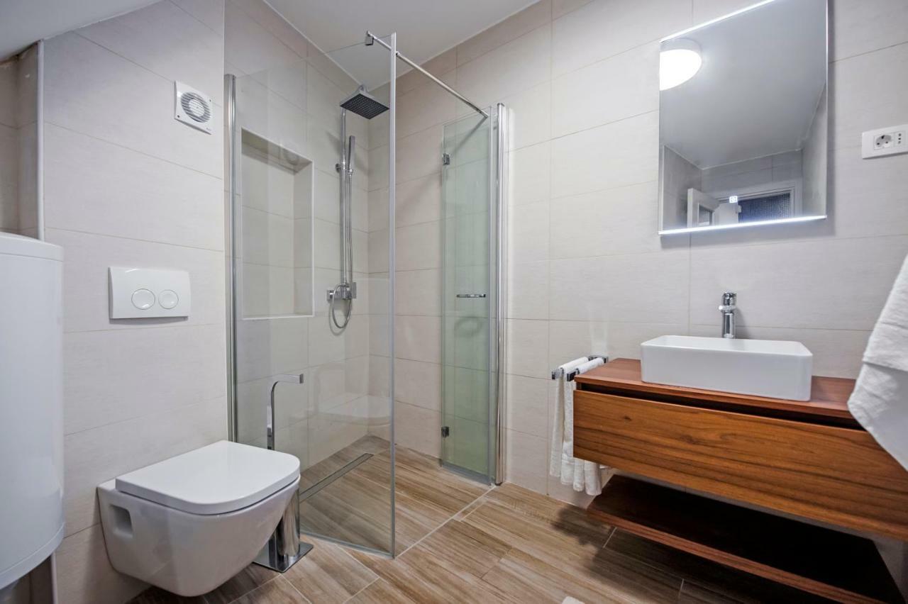 Harmony In Blue Apartment Ровин Екстериор снимка