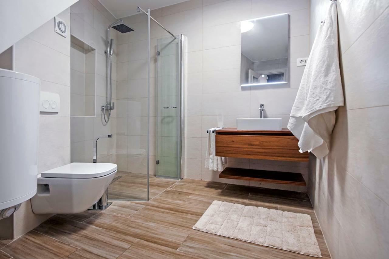 Harmony In Blue Apartment Ровин Екстериор снимка
