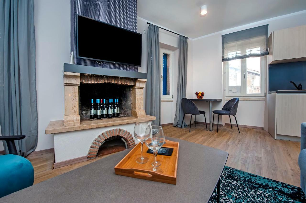 Harmony In Blue Apartment Ровин Екстериор снимка